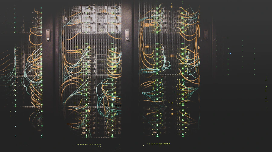 Infraestrutura de servidores em corredor de data center